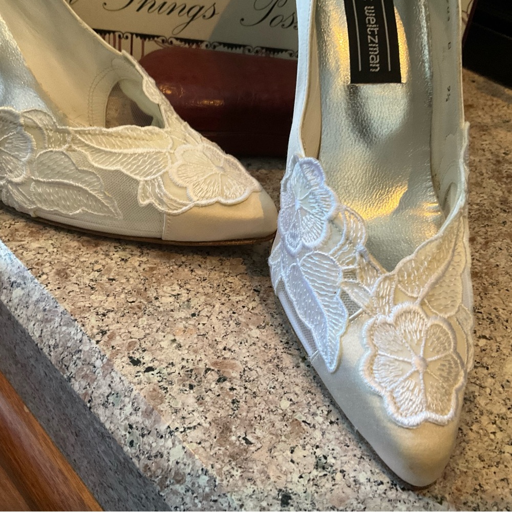 NWOB Stuart Weitzman Vintage Satin Lace Shoes 9.5B